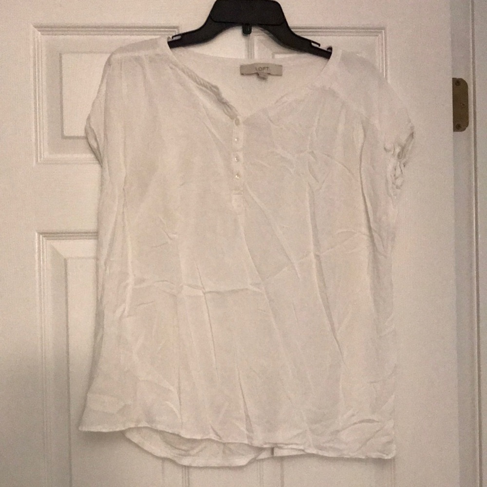 White short sleeve top perfect for work or business casual